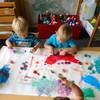 Sommerprojekt - Kinder malen mit Eiswürfeln